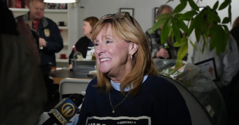 피츠버그 의회에서 Kail-Smith를 교체하는 Salinetro; Coghill, Lavelle이 재선되었습니다.
    


