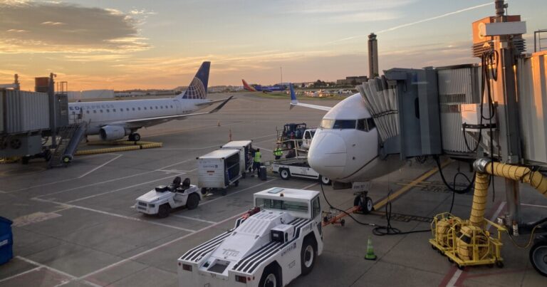 피츠버그는 이번 주말에 수천 편의 항공편을 줄일 예정인 공항에 포함되지 않습니다.
    


