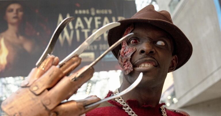 할로윈을 위한 것이 아닙니다. 흑인과 카리브해 코스플레이어들이 커뮤니티를 찾는 곳은 Comic Con입니다.
    


