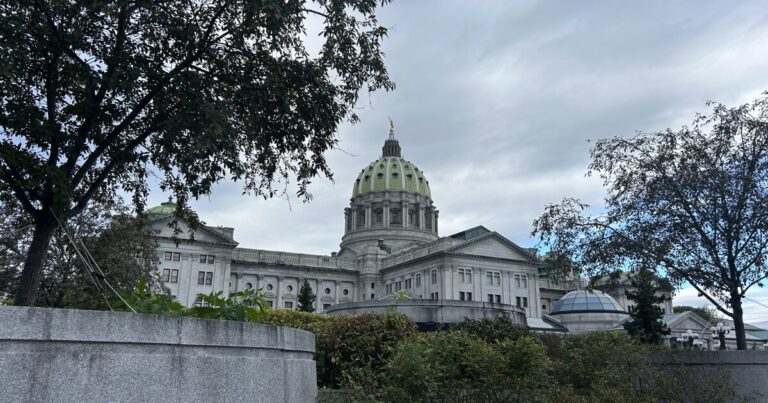 화를 내지만 거의 4개월 동안의 예산 교착 상태로 거래가 어려워짐
    


