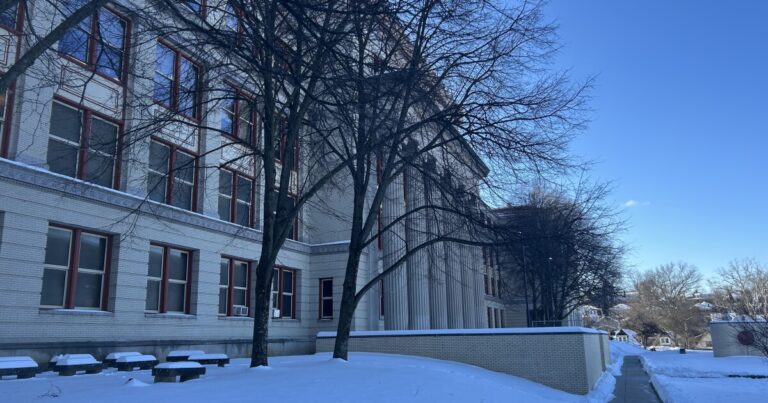 ICE에 대한 두려움이 피츠버그 공립학교 교실을 장악하고 출석에 영향을 미칩니다
    


