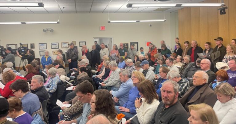 McCandless, 지역 경찰이 ICE와 협력하지 못하도록 하는 결의안 승인
    


