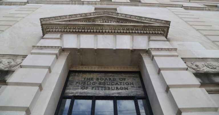 PPS 위원회는 '어떤 방식으로든' 학년 말까지 학교 폐쇄를 결정하는 데 동의합니다.
    


