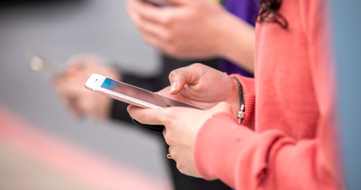 Shapiro가 학교 휴대폰 금지를 요구함에 따라 Pa. House는 소셜 미디어 활용 능력을 강화합니다.