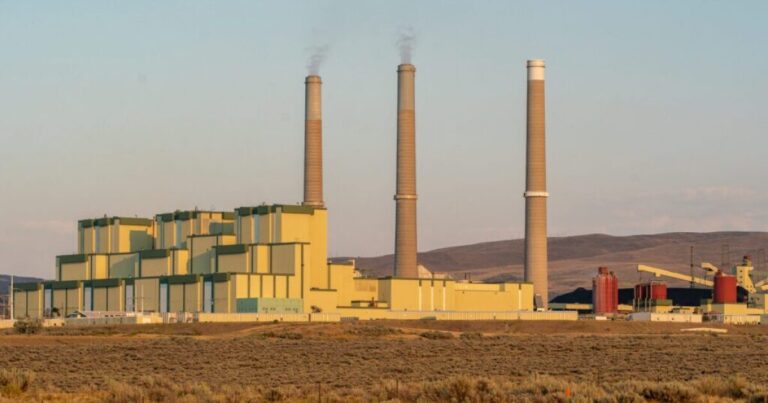 소유자는 이 콜로라도 석탄 발전소를 폐쇄하기를 원합니다. 트럼프 행정부는 아니라고 답
    


