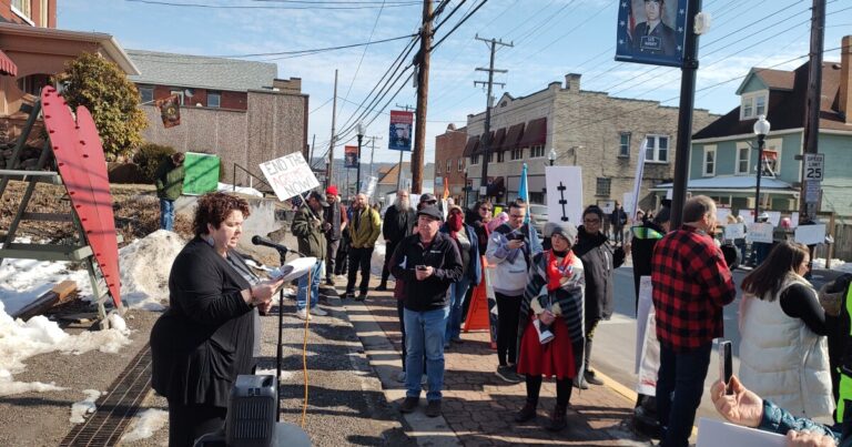 스프링데일 시위대, 구금된 이민자 코르도바 플로레스에 대해 항의
    


