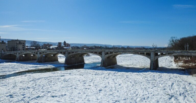 얼음을 피하세요: Pa. Fish and Boat Commission은 흐르는 물의 불안정한 상태에 대해 경고합니다.
    


