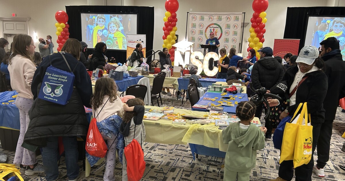 연방 교육 지도자들이 학교 선택을 추진함에 따라 피츠버그 학부모들은 학교 선택을 모색합니다.