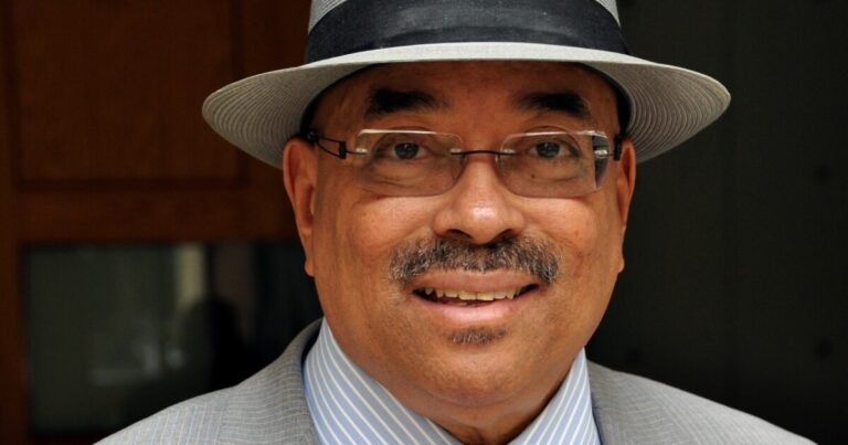 오랜 피츠버그 라디오 및 TV 진행자 크리스 무어(Chris Moore)는 WQED, KDKA에서 수십 년을 보낸 후 은퇴합니다. 
    


