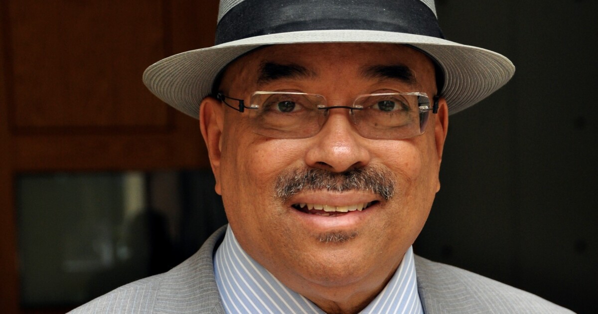 오랜 피츠버그 라디오 및 TV 진행자 크리스 무어(Chris Moore)는 WQED, KDKA에서 수십 년을 보낸 후 은퇴합니다.