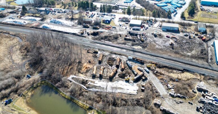 오하이오 의원, 동부 팔레스타인 탈선 3년 만에 새로운 철도 안전 법안 발의
    


