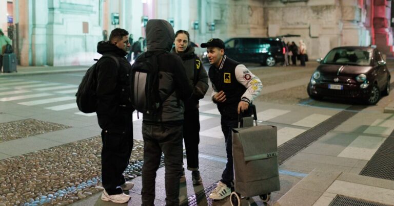 올림픽의 그늘 속에서 이민자들은 밀라노에서 환영을 찾고 있습니다.
    


