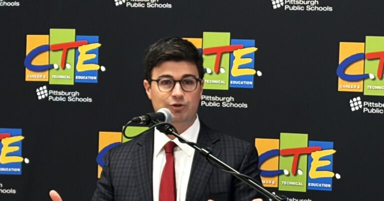 코리 오코너 시장은 빈 피츠버그 공립학교가 활용되기를 원합니다.
    


