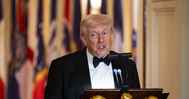 트럼프, 글로벌 관세 인상. 그리고 대부분의 사람들은 노동조합의 상태가 약하다고 말하고 있으며, 여론조사에서는
    


