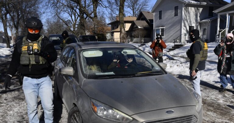 트럼프 행정부는 ICE 관찰을 범죄화하려고 점점 더 노력하고 있습니다.
    


