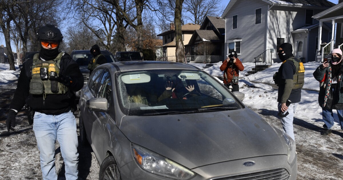 트럼프 행정부는 ICE 관찰을 범죄화하려고 점점 더 노력하고 있습니다.