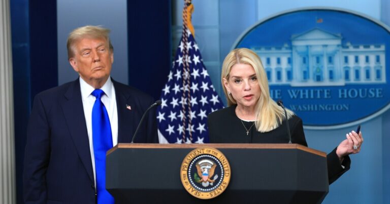 트럼프는 자신이 이끄는 정부가 자신에게 수십억 달러를 지불하기를 원합니다.
    


