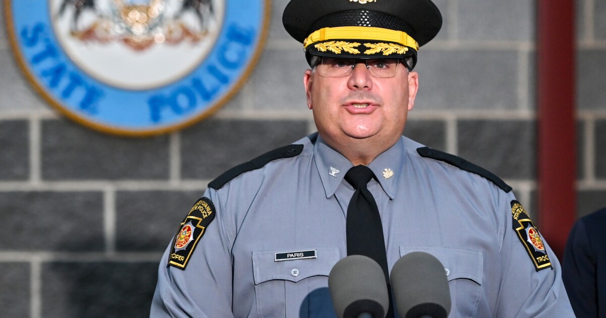 패리스는 펜실베이니아 주 경찰청장직을 떠나 FBI에 합류했습니다.