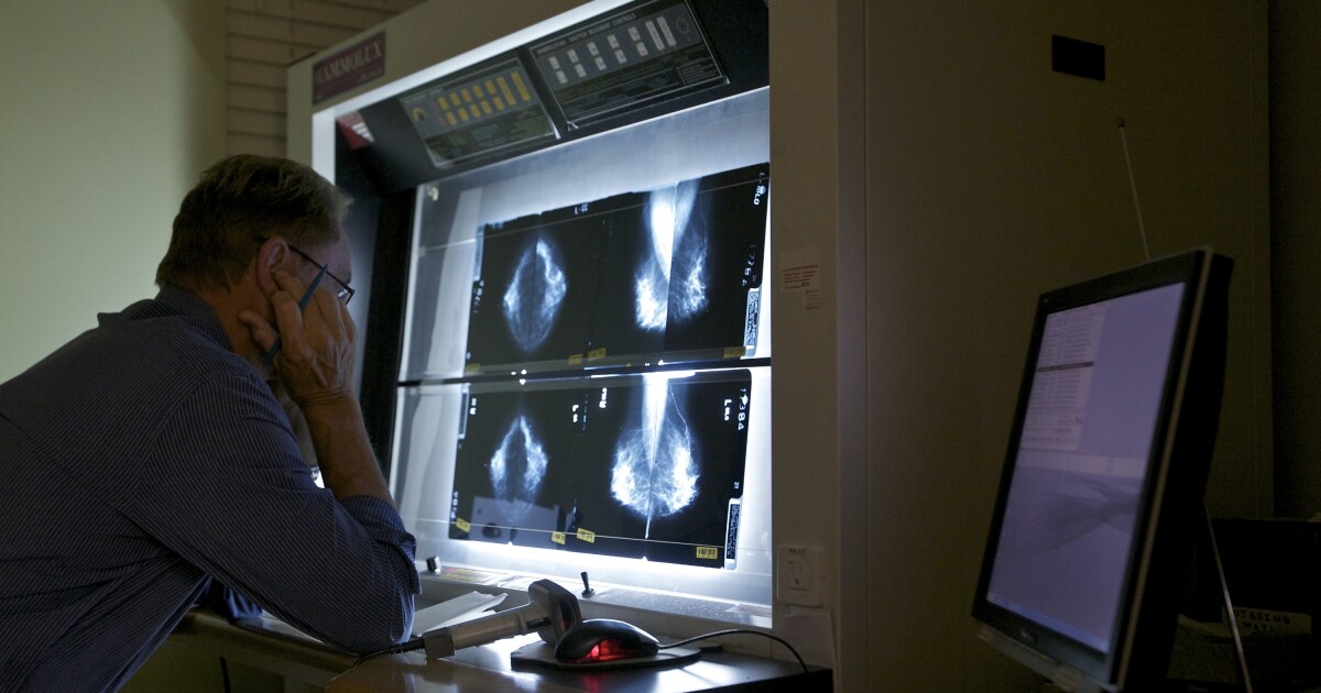 펜실베니아 의사들은 유방 조영술이 여성의 초기 심장병을 발견하는 데 사용될 수 있다고 말합니다.