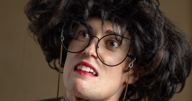 피츠버그 연기자는 새로운 무대 코미디에서 연기 코치를 스푸핑합니다.
    


