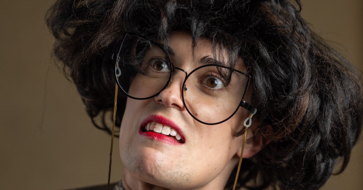 피츠버그 연기자는 새로운 무대 코미디에서 연기 코치를 스푸핑합니다.