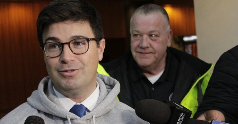 피츠버그는 15대의 새로운 제설 트럭에 대해 200만 달러의 PNC 재단 보조금을 받았습니다.
    


