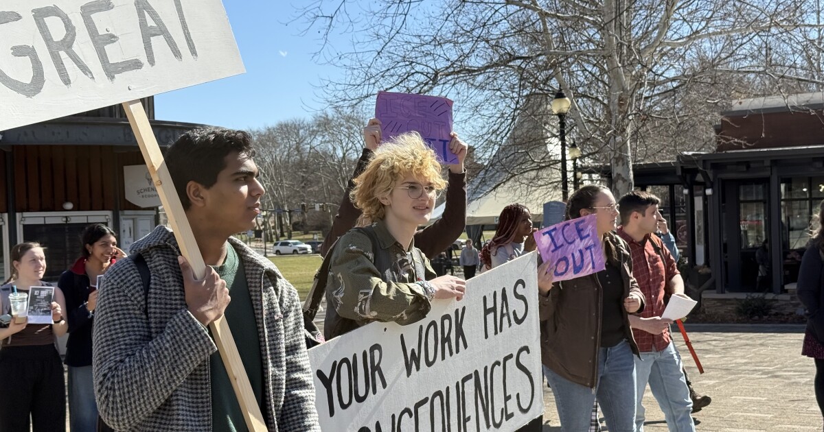 피트는 ICE 관련 채용 행사와 무관한 반발과 항의에 직면해 있습니다.