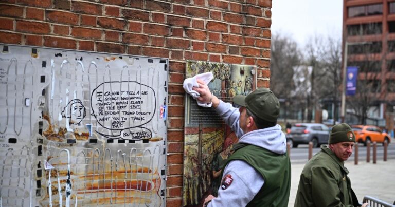필라델피아 노예 전시회가 대통령 관저에서 복원되고 있습니다.
    


