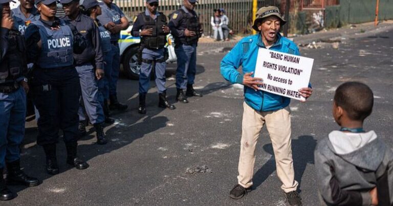'호텔에서 샤워하게 해주세요': 요하네스버그 프리미어, 물 위기로 반발에 직면
    


