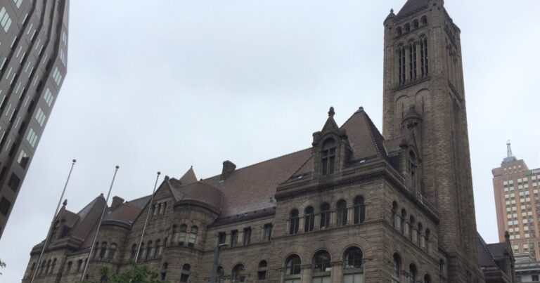 Allegheny 카운티 의회 위원회, ICE 협력 금지 법안 승인
    


