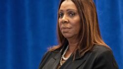 FCC는 현지 TV 소유주인 Nexstar와 Tegna의 합병을 막기 위한 두 가지 소송을 승인했습니다.