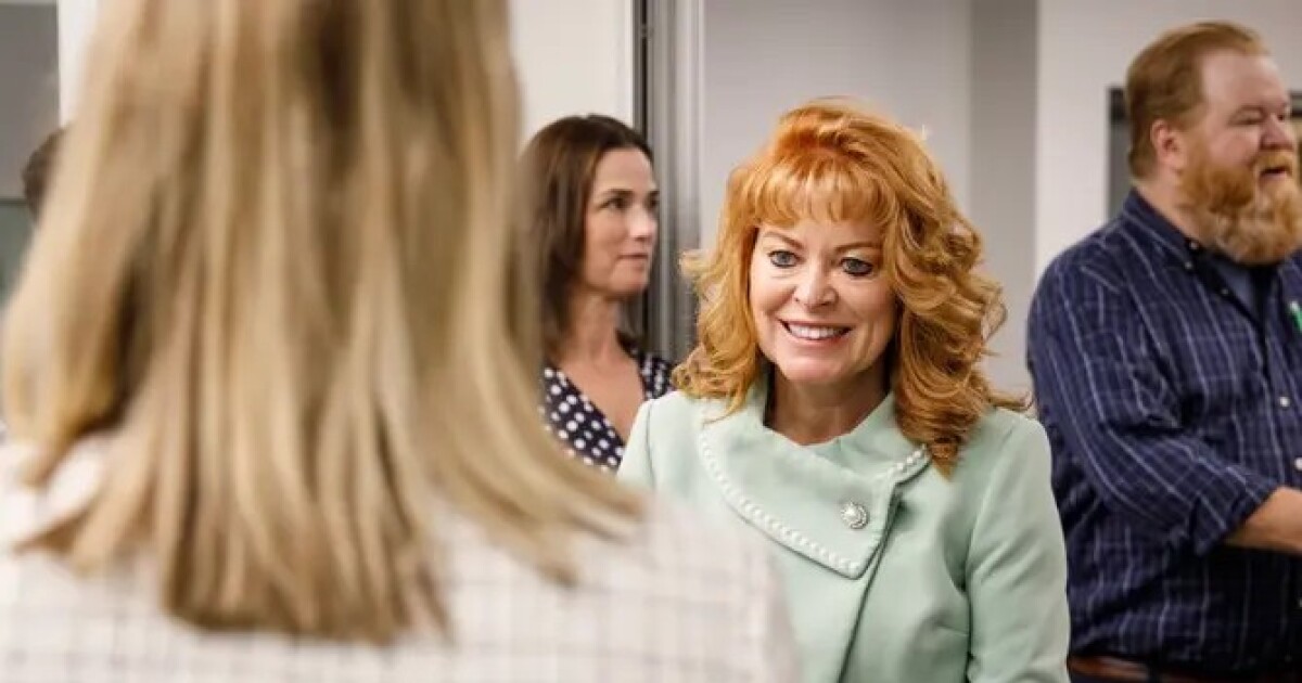 Garrity 재무장관은 이스라엘 채권을 매입했습니다. Garrity 후보는 회사 갈라에서 캠페인을 벌였습니다.