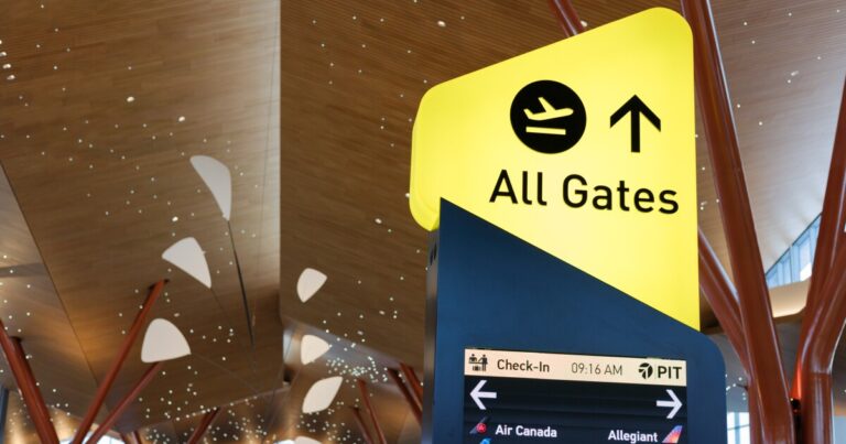 ICE 요원이 TSA를 지원하기 위해 피츠버그 국제 공항에 도착합니다.
    


