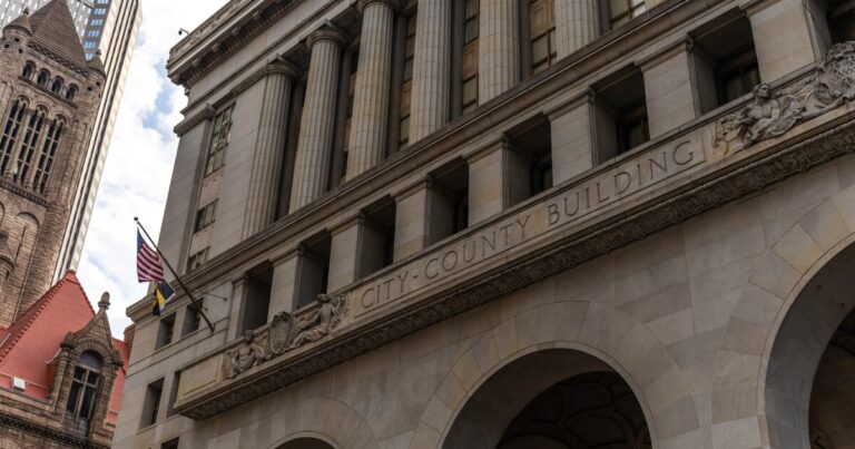 ICE와의 도시 협력을 규제하는 법안이 피츠버그 시의회에서 논의 예정 
    


