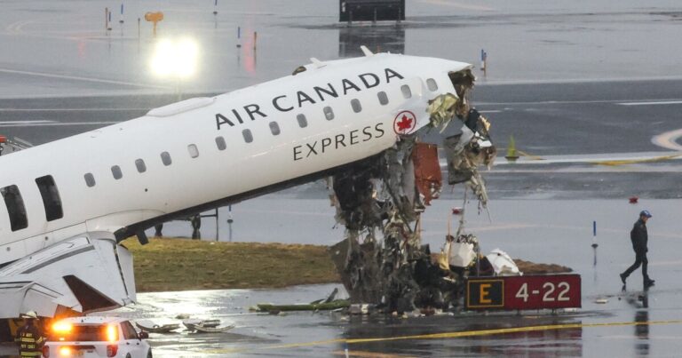 LaGuardia는 2명이 사망하고 수십 명이 부상을 입은 사고 이후 재개장합니다. 알아야 할 사항은 다음과 같습니다.
    


