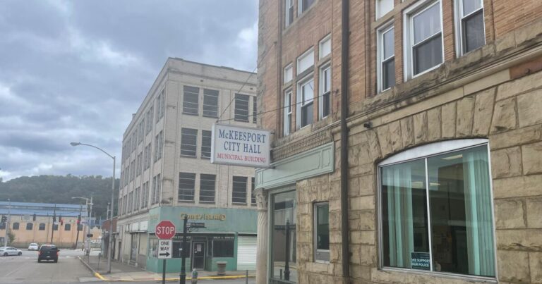 McKeesport 커뮤니티 회원들은 경찰의 위법 행위 해결을 축하합니다.
    


