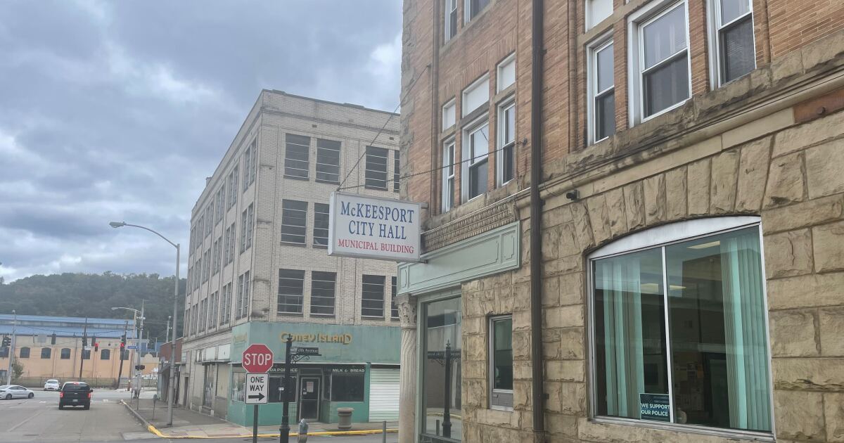 McKeesport 커뮤니티 회원들은 경찰의 위법 행위 해결을 축하합니다.