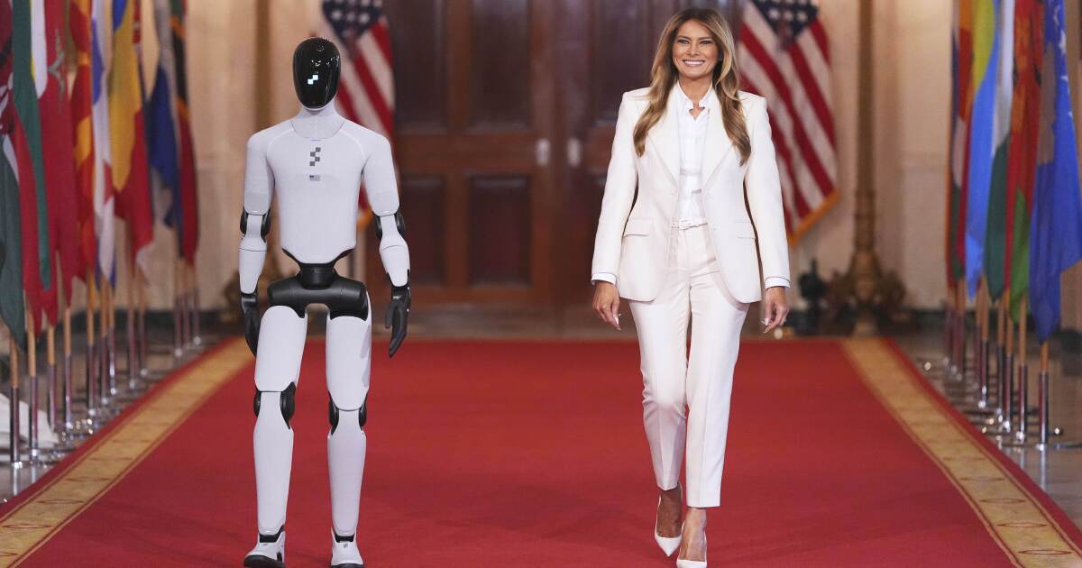 Melania Trump는 교육 및 기술 행사에서 로봇과 함께 스포트라이트를 공유합니다.