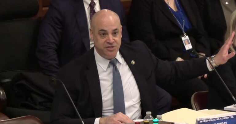 Pa. AG Sunday는 Trump DOJ가 합의한 후 Live Nation 소송을 계속하지만 Dems는 그의 역할에 의문을 제기합니다.
    


