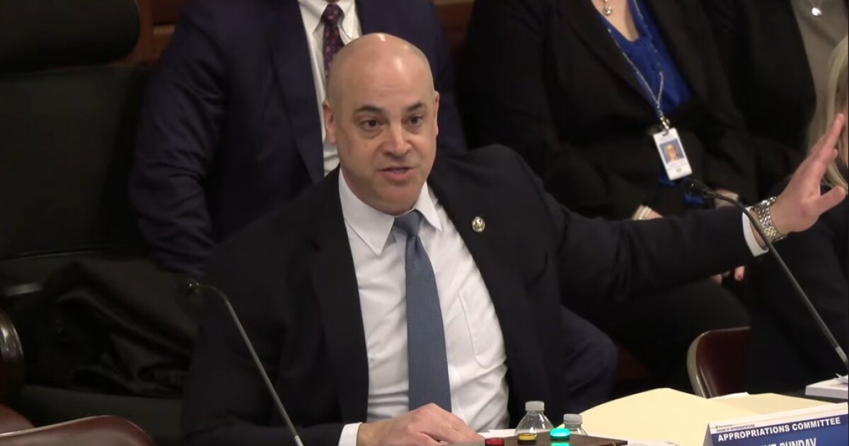 Pa. AG Sunday는 Trump DOJ가 합의한 후 Live Nation 소송을 계속하지만 Dems는 그의 역할에 의문을 제기합니다.