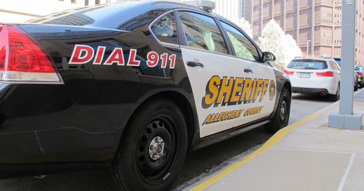 경찰은 피츠버그 시장에 대한 위협과 공공 안전 라디오 채널의 증오 메시지를 조사하고 있습니다.