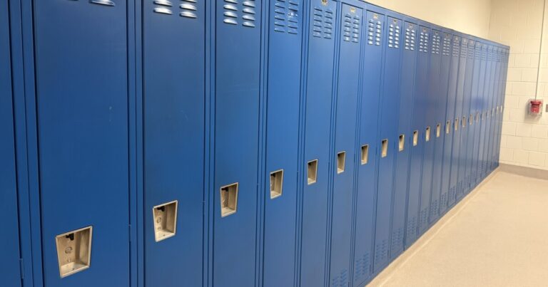 국회의원들은 펜실베니아 예산 청문회에서 학교 휴대폰 금지, 읽기 쓰기 점수, 건물 수리에 대해 논의합니다.
    


