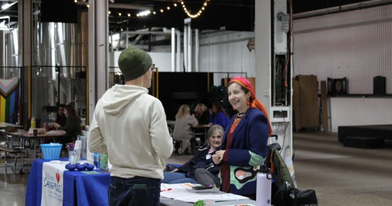 다가오는 피츠버그 '커넥션 엑스포'는 친구 사귀는 데 도움을 주고 싶습니다.
    


