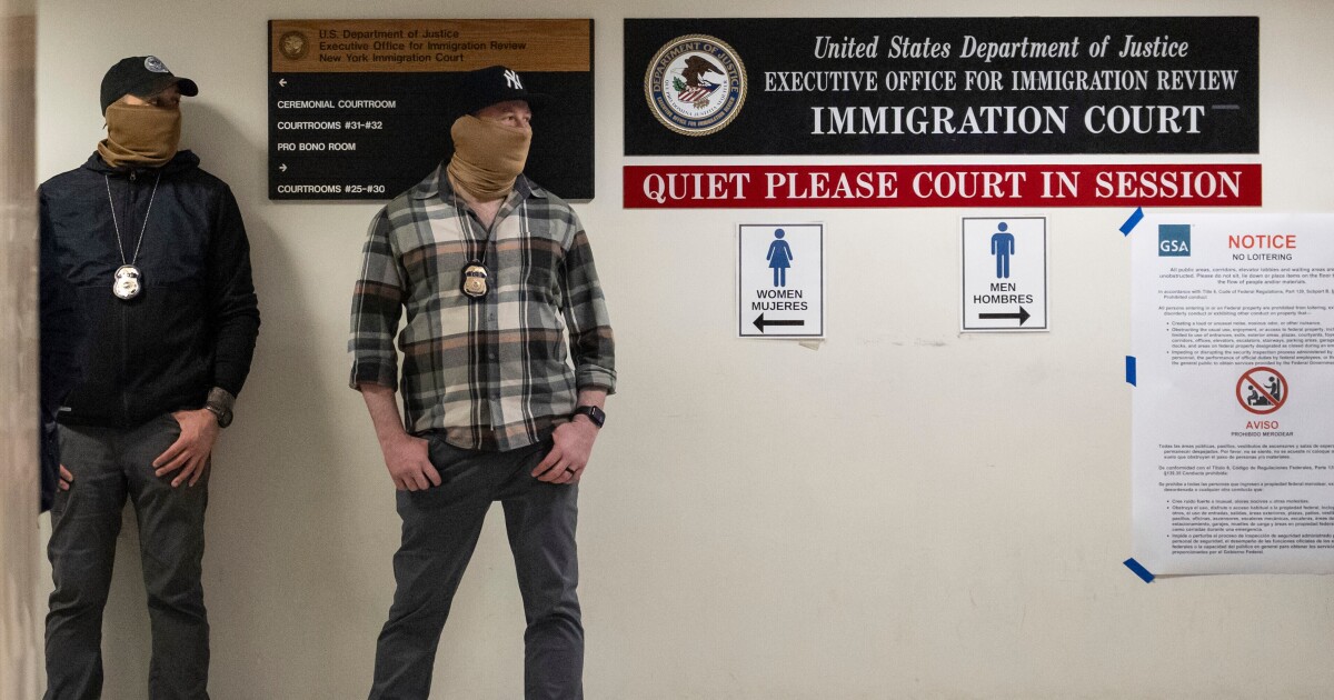 들어본 적이 거의 없는 이민 법원이 뒤에서 조용히 정책을 만들고 있습니다.