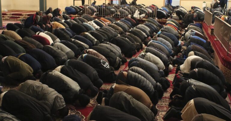 라마단이 끝나면서 무슬림 피츠버그는 다양성을 기념하고 평화를 요구합니다.
    


