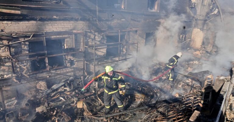 러시아, 키예프 지역 공습으로 4명 사망, 15명 부상, 평화회담 중단
    


