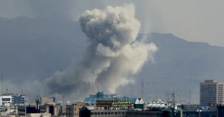 미국과 이스라엘의 이란과의 전쟁이 확대되고 있다. 그리고 텍사스 예비 선거에서는 GOP에 대한 라틴계 지원을 테스트합니다.
    


