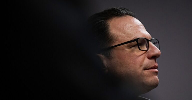 반유대주의가 고조되고 이스라엘을 둘러싼 분쟁이 계속되자 조쉬 샤피로는 유대교 신앙으로 눈을 돌립니다.
    


