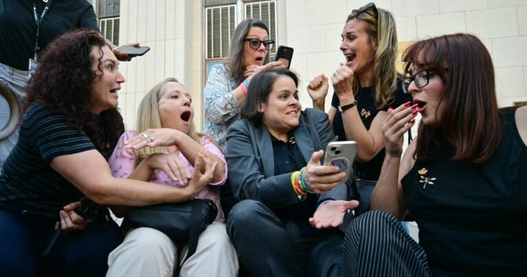 배심원은 소셜 미디어 피해 재판에서 Meta와 Google의 과실을 발견했습니다.
    


