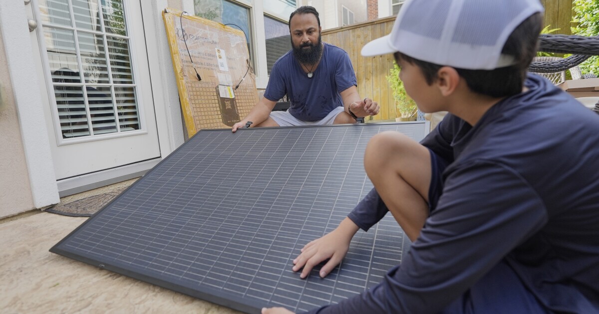 사용하기 쉬운 태양광 패널이 출시되고 있지만 전력회사는 이를 지연시키려고 노력하고 있습니다.